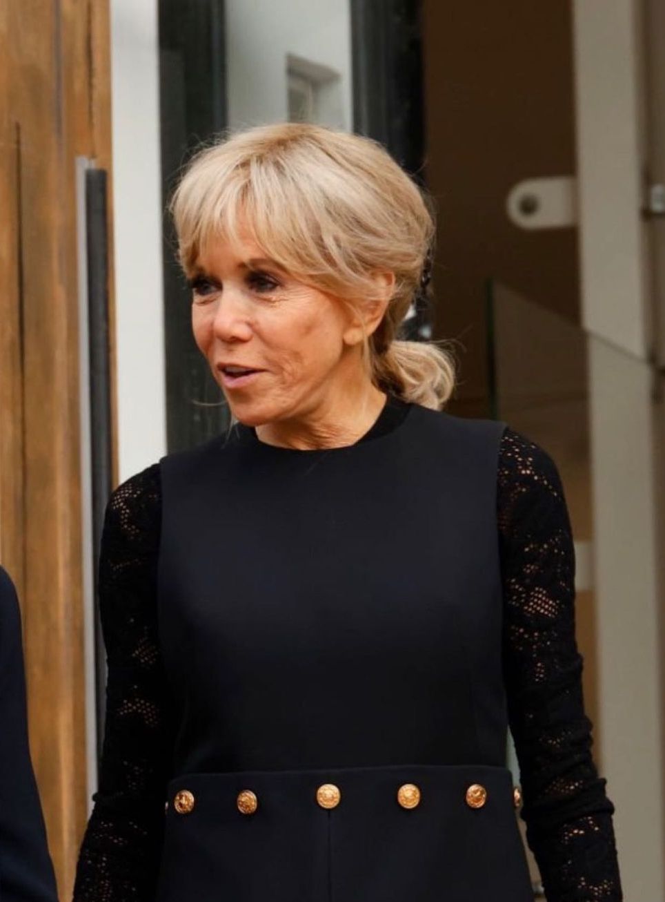 В черном мини-платье и с новой прической: 69-летняя Брижит Макрон встретилась с королевой Норвегии - today.ua