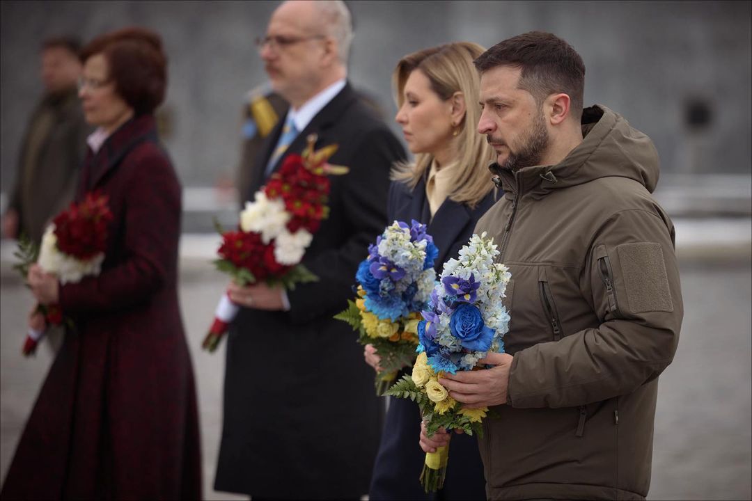 Темно-синий - новый черный: Елена Зеленская вышла в свет в самом красивом пальто этой весны - today.ua