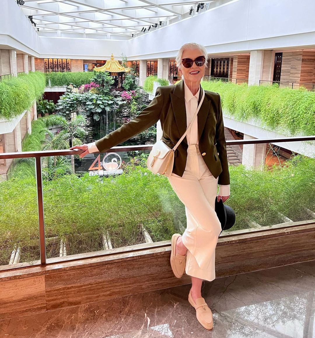 Как стильно носить белые кюлоты женщинам в возрасте этой весной - today.ua