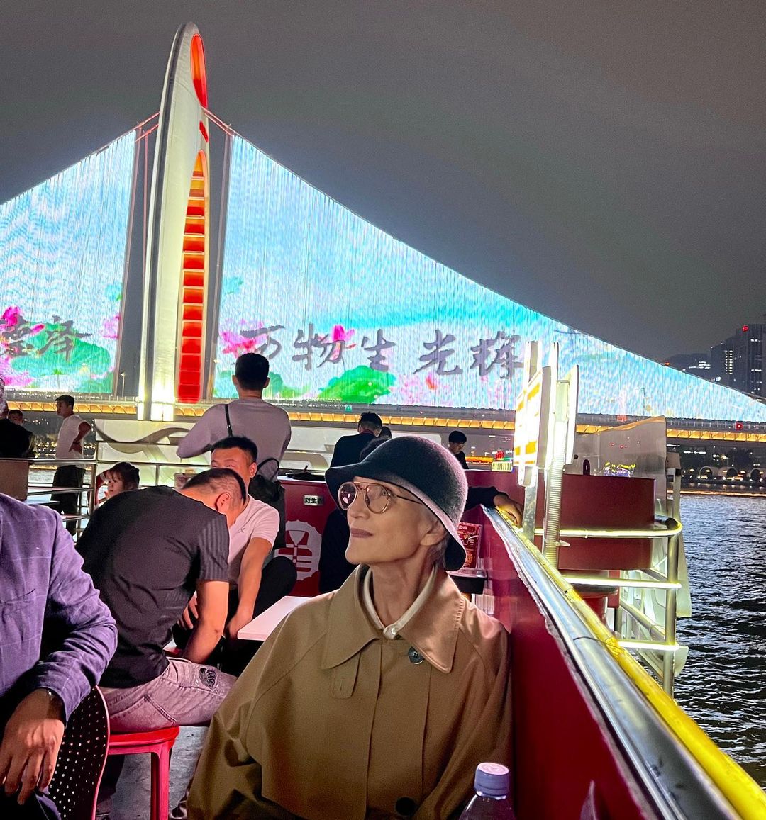 Как стильно носить белые кюлоты женщинам в возрасте этой весной - today.ua