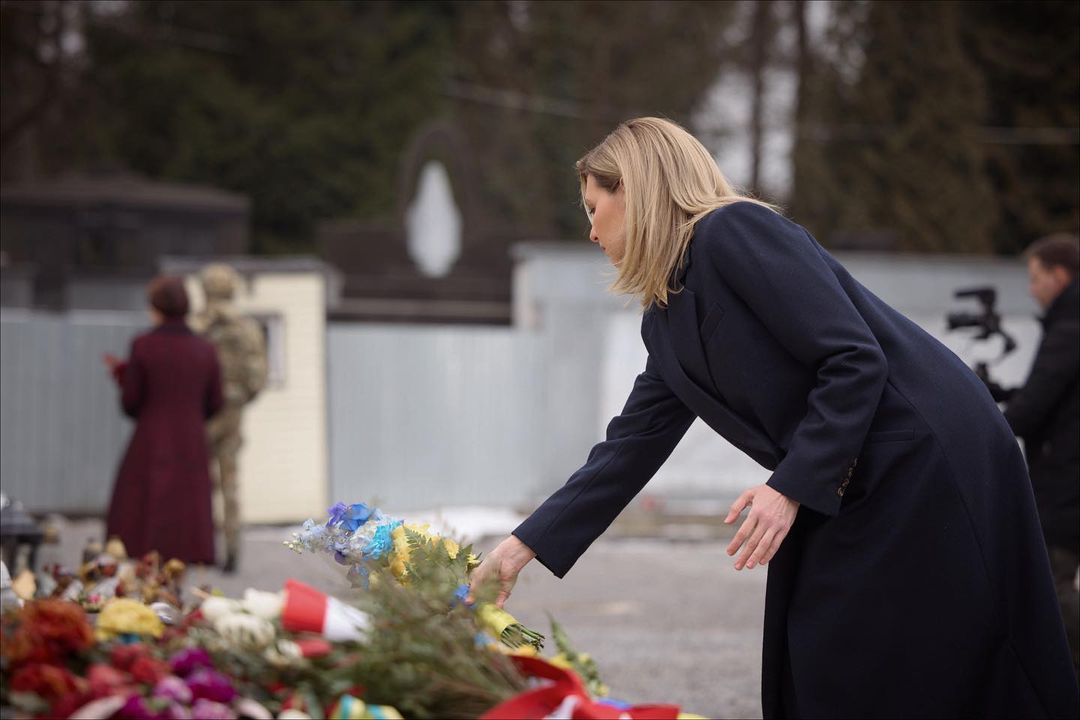 Темно-синий - новый черный: Елена Зеленская вышла в свет в самом красивом пальто этой весны - today.ua