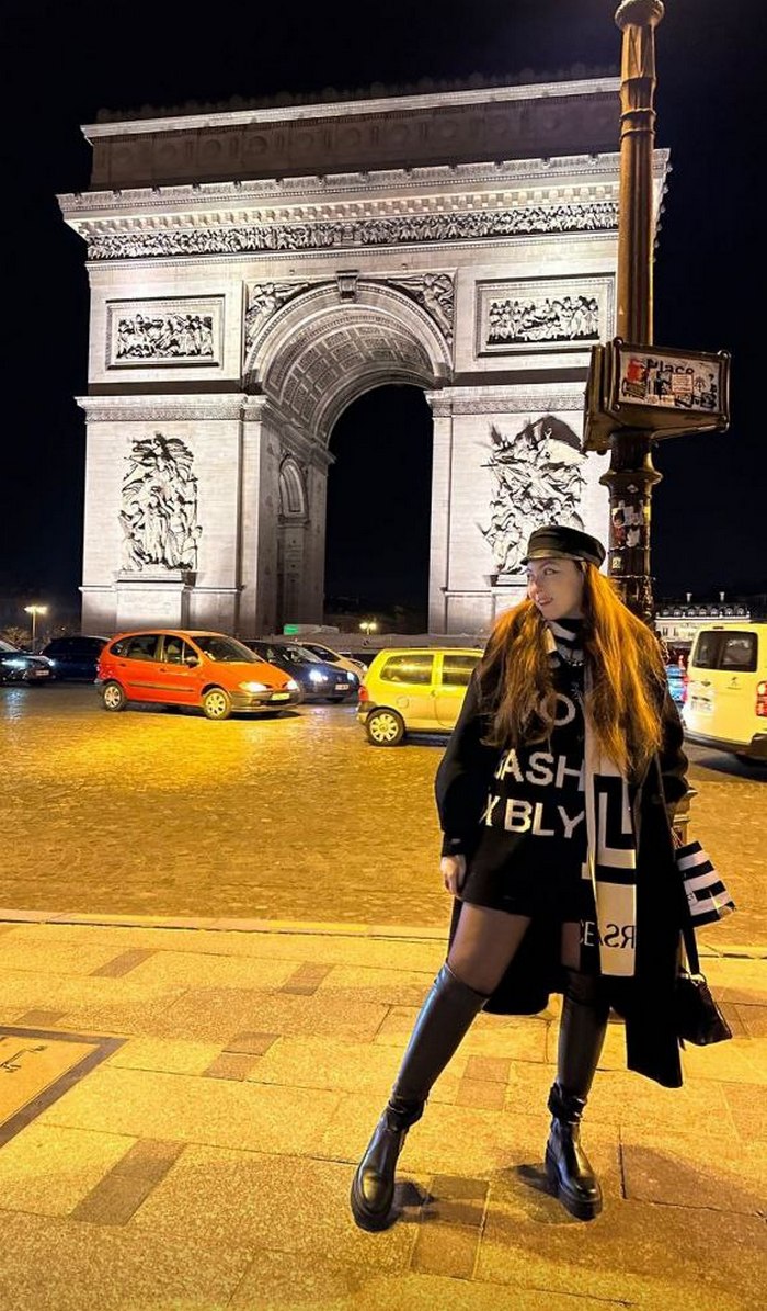 “Мне 18“: Маша Полякова в платье-свитере и ботфортах показала кадры из Лондона
