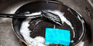 Как очистить застарелый нагар на сковороде с помощью популярного напитка: неожиданный лайфхак - today.ua