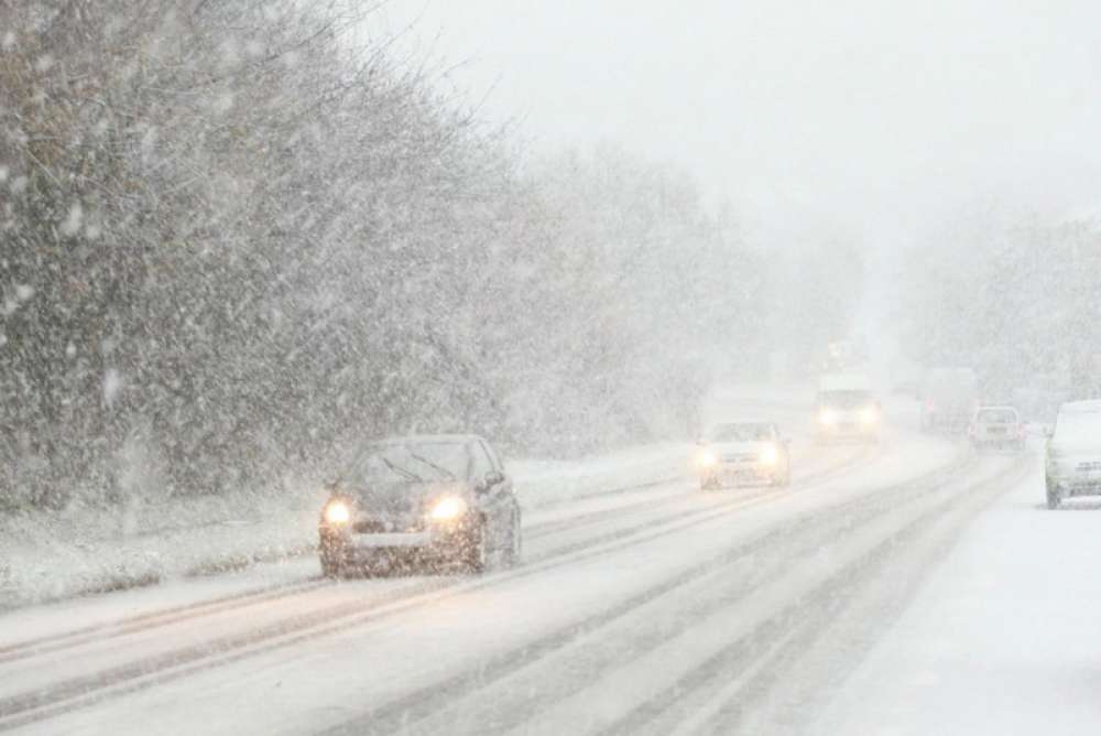 На Україну насувається погодний катаклізм: сніг, ураганний вітер, блискавки і холод