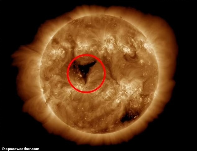 Обнаружена новая корональная дыра на Солнце: ученые предупреждают о катаклизмах на Земле