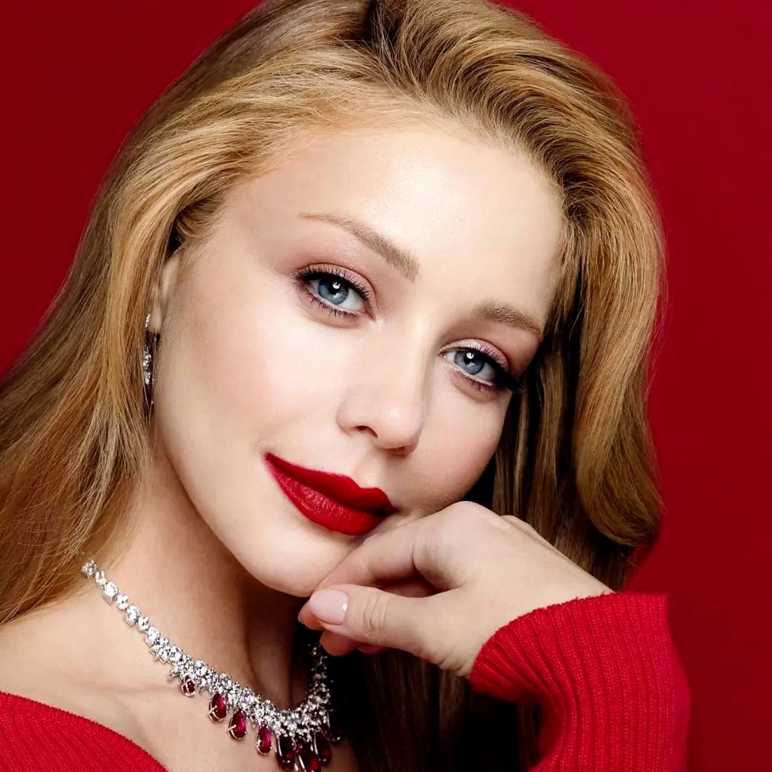 У шкіряному костюмі-трійці та на шпильках: Тіна Кароль у модному образі з'явилася у Молдові - today.ua