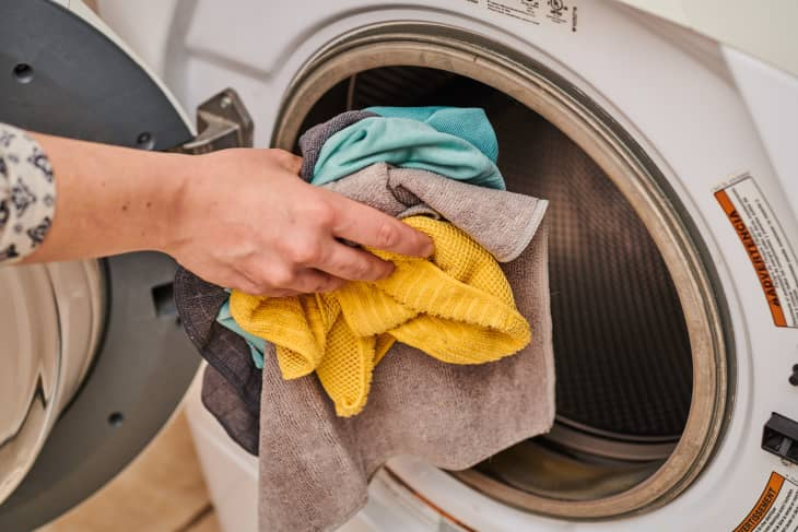 Названо три головні помилки при пранні рушників у машинці: господиням на замітку