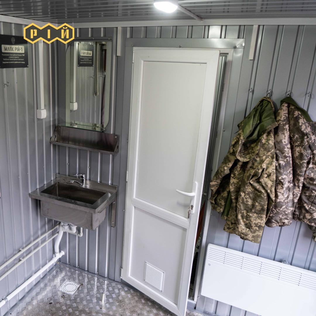 “Душ почти как дома“: военнослужащие ВСУ получили первые мобильные бани