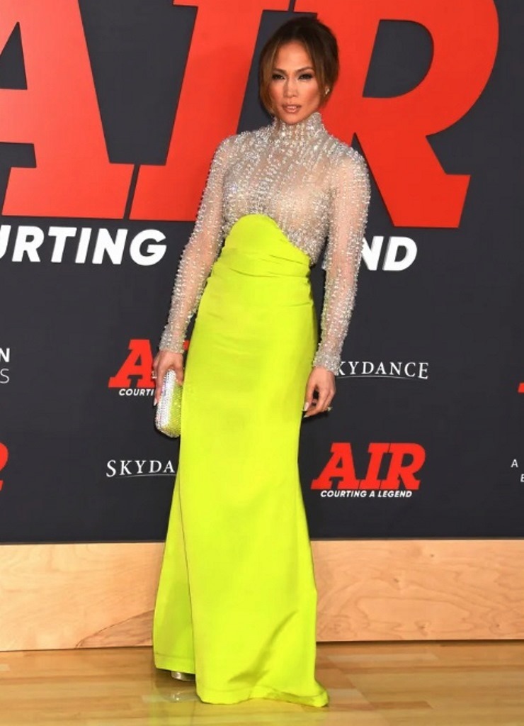 Прозора блузка та неонова спідниця: Дженніфер Лопес у розкішному вбранні з'явилася на кінопрем'єрі 