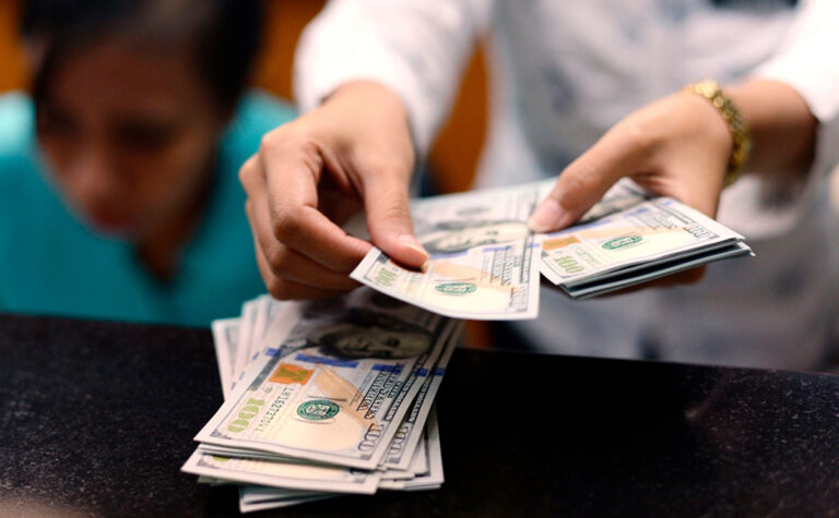 ПриватБанк не выдает клиентам деньги с валютных депозитов: как вернуть свои сбережения - today.ua