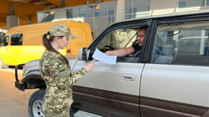 В Украине намерены разрешить свободный выезд за границу чиновникам, прокурорам и судьям, имеющим бронирование от мобилизации