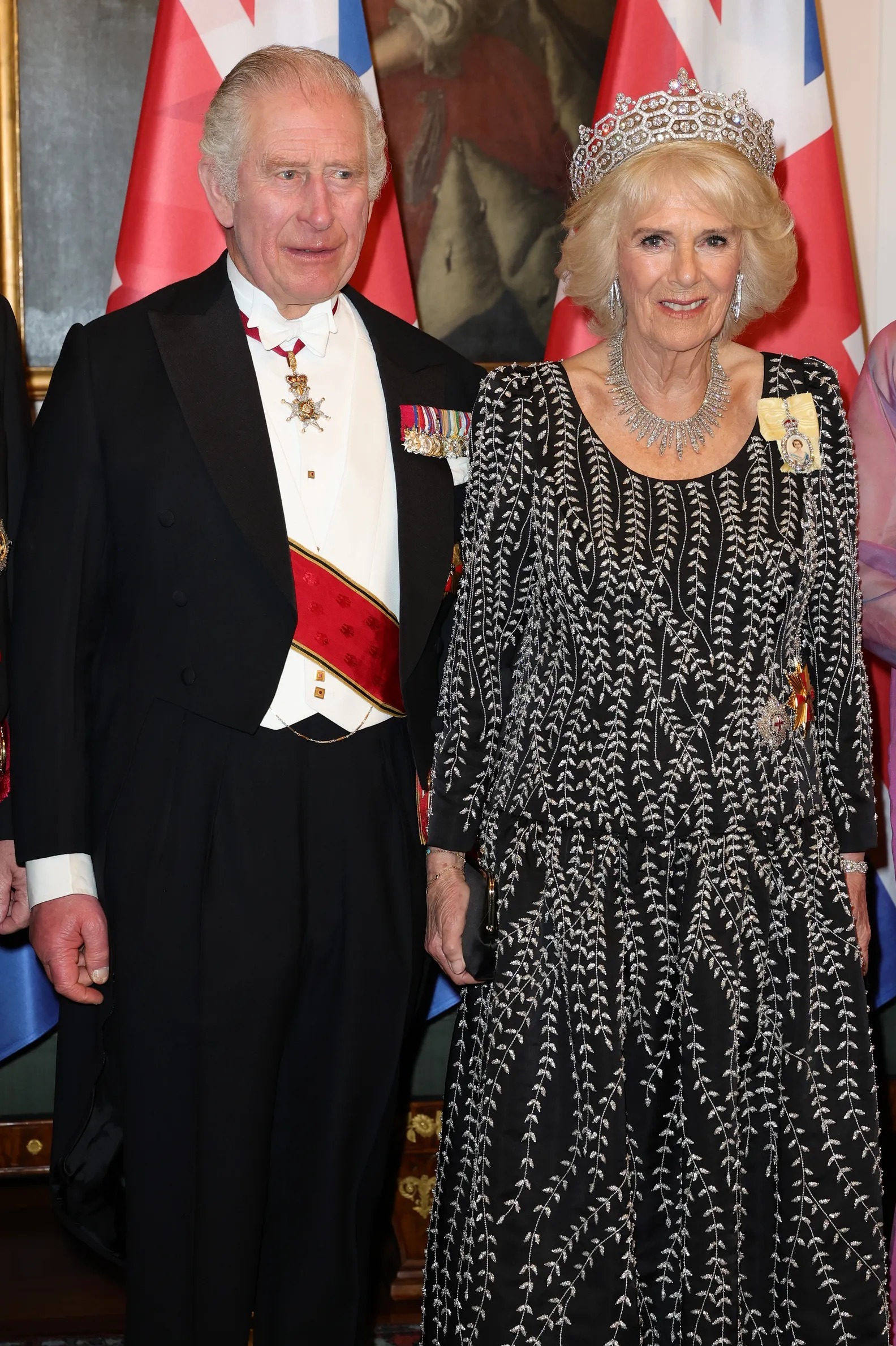 В платье с серебряной вышивкой и бриллиантах: королева Камилла появилась на приеме в Германии
