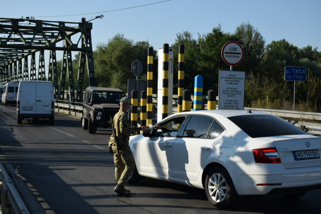Украинцам разрешат ввозить автомобили из-за границы без уплаты налогов: кто сможет воспользоваться такой льготой