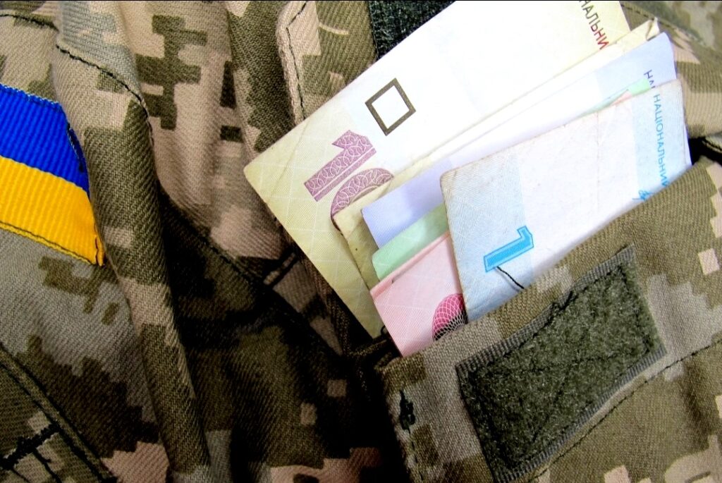 В Украине резко сократили выплаты военным: за январь заплатили почти вдвое меньше, чем за декабрь