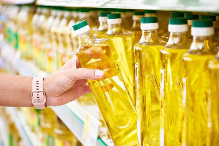 Українські супермаркети знизили ціни на соняшникову олію, гречку та сіль: скільки коштують продукти наприкінці квітня - today.ua