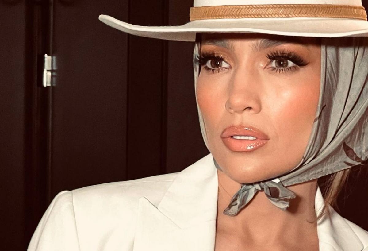 В шелковой блузе и прозрачных босоножках: Дженнифер Лопес ошеломила элегантным образом - today.ua