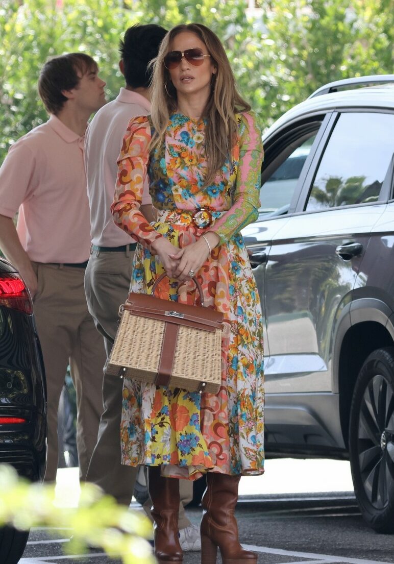 Сукня з квітковим принтом та плетена сумка: Дженніфер Лопес сходила на побачення у трендовому весняному образі