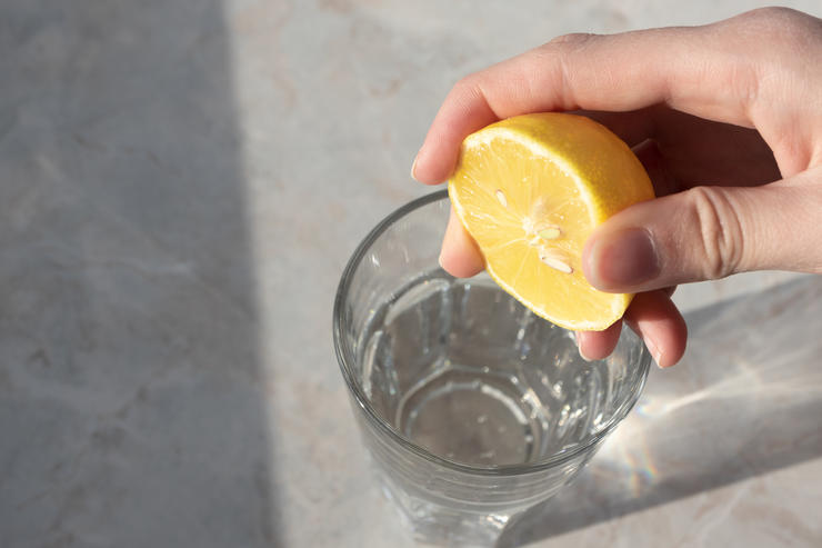Стало известно, кому категорически нельзя пить воду с лимоном по утрам