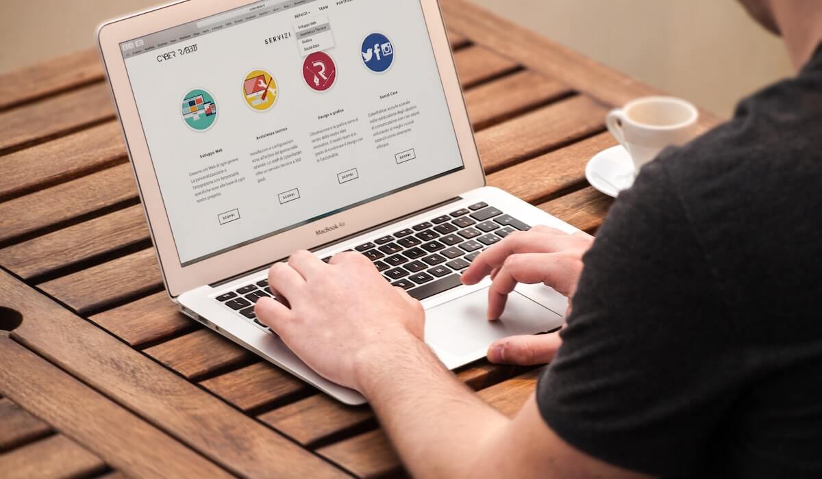 Стало відомо, скільки заробляють і витрачають українці у Польщі