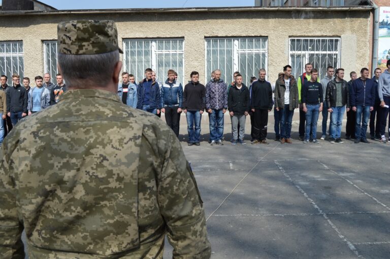 Военкоматы будут по-новому наказывать граждан за нарушение правил военного учета: юрист рассказал подробности - today.ua