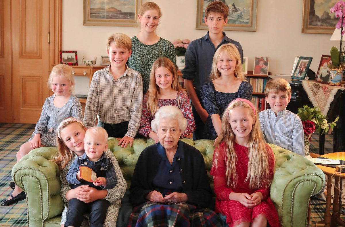 Принц Уильям показал ранее неопубликованное фото Елизаветы II с его тремя детьми
