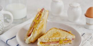 Горячий бутерброд на сковороде с яйцом и сыром - быстрый завтрак из ничего - today.ua