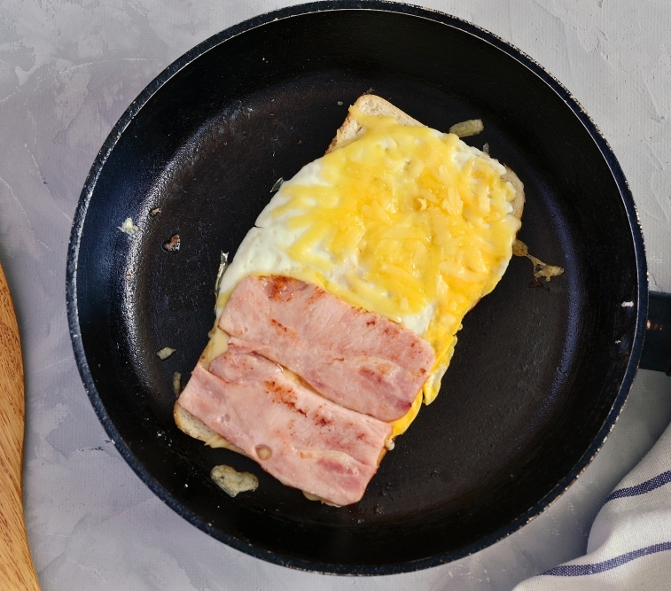 Гарячий бутерброд на сковороді з яйцем та сиром - швидкий сніданок з нічого
