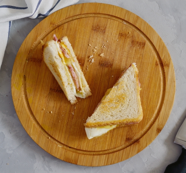 Горячий бутерброд на сковороде с яйцом и сыром - быстрый завтрак из ничего