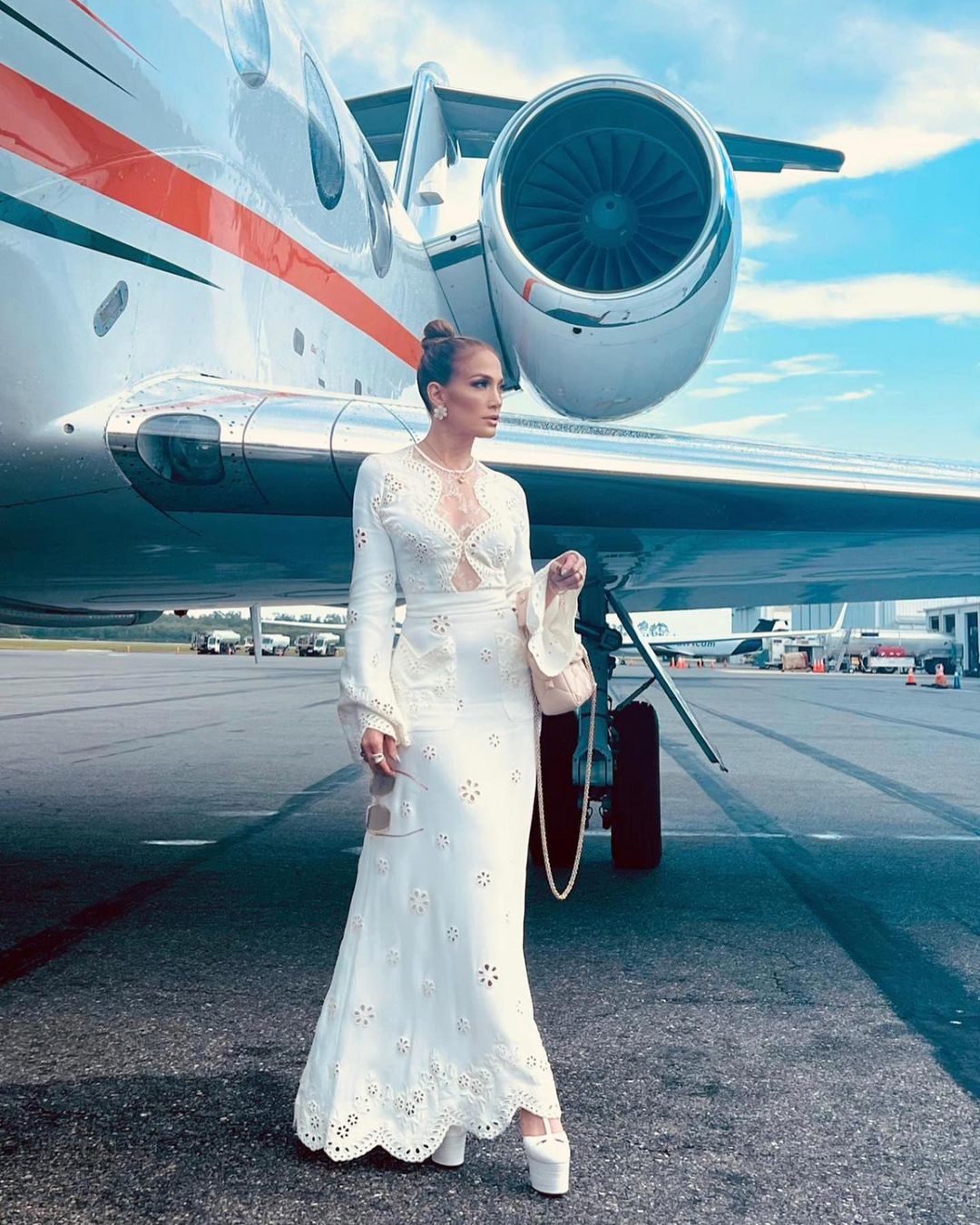 Як наречена: Дженніфер Лопес у білій сукні-кроше зворушила Мережу
