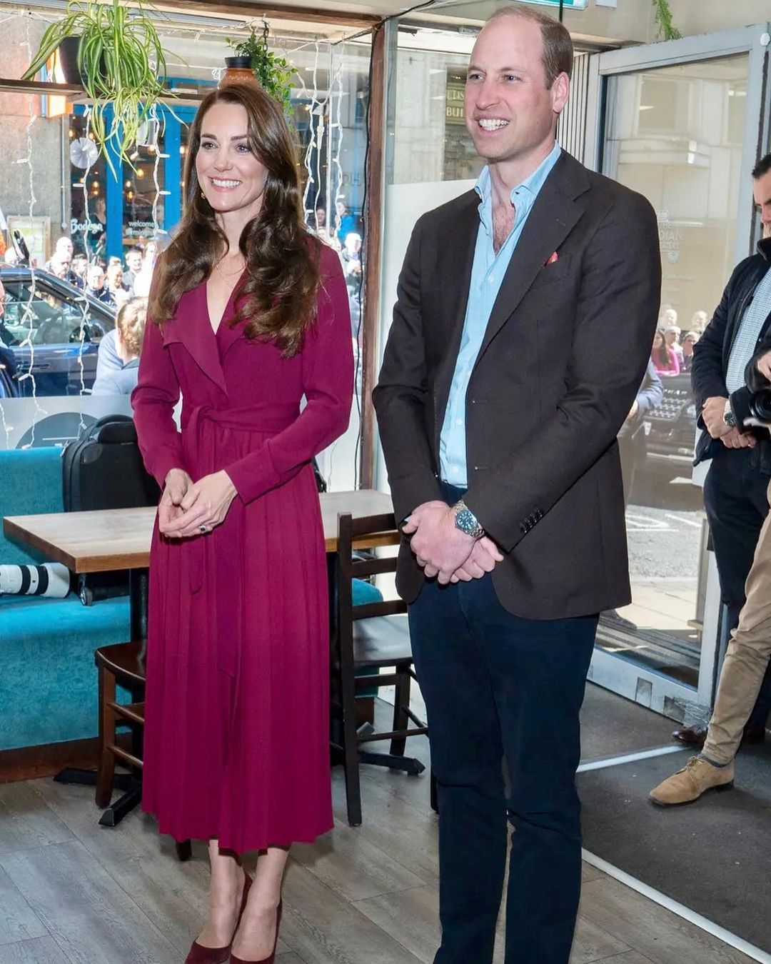 Королевская модница: Кейт Миддлтон показала необычное платье-тренч