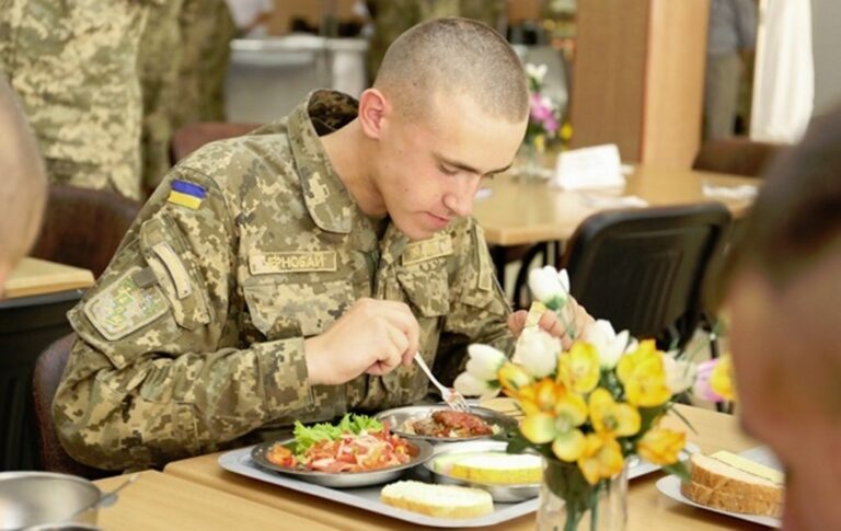 Без яиц по 17 гривен за штуку: бойцам ВСУ подготовили новое меню за 139 гривен в день - today.ua
