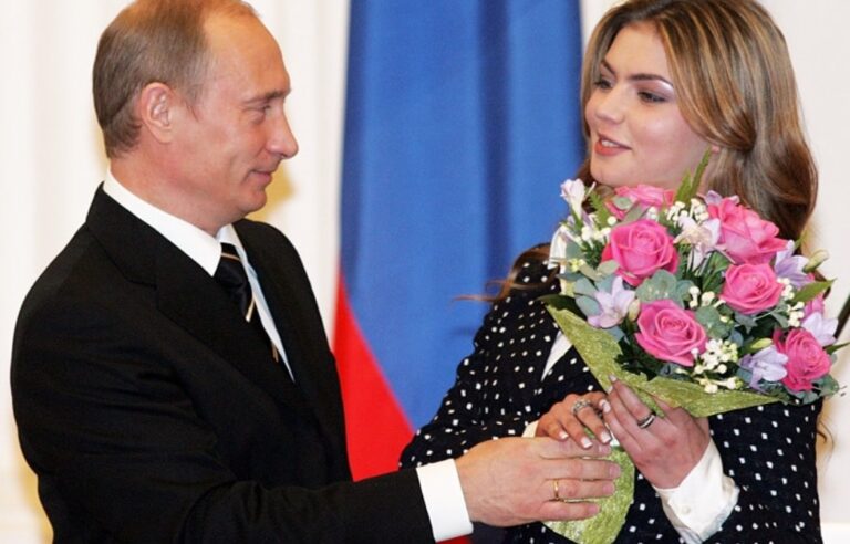 В дешевом черном платье с декольте: любовница Путина Алина Кабаева совершила выход в свет  - today.ua