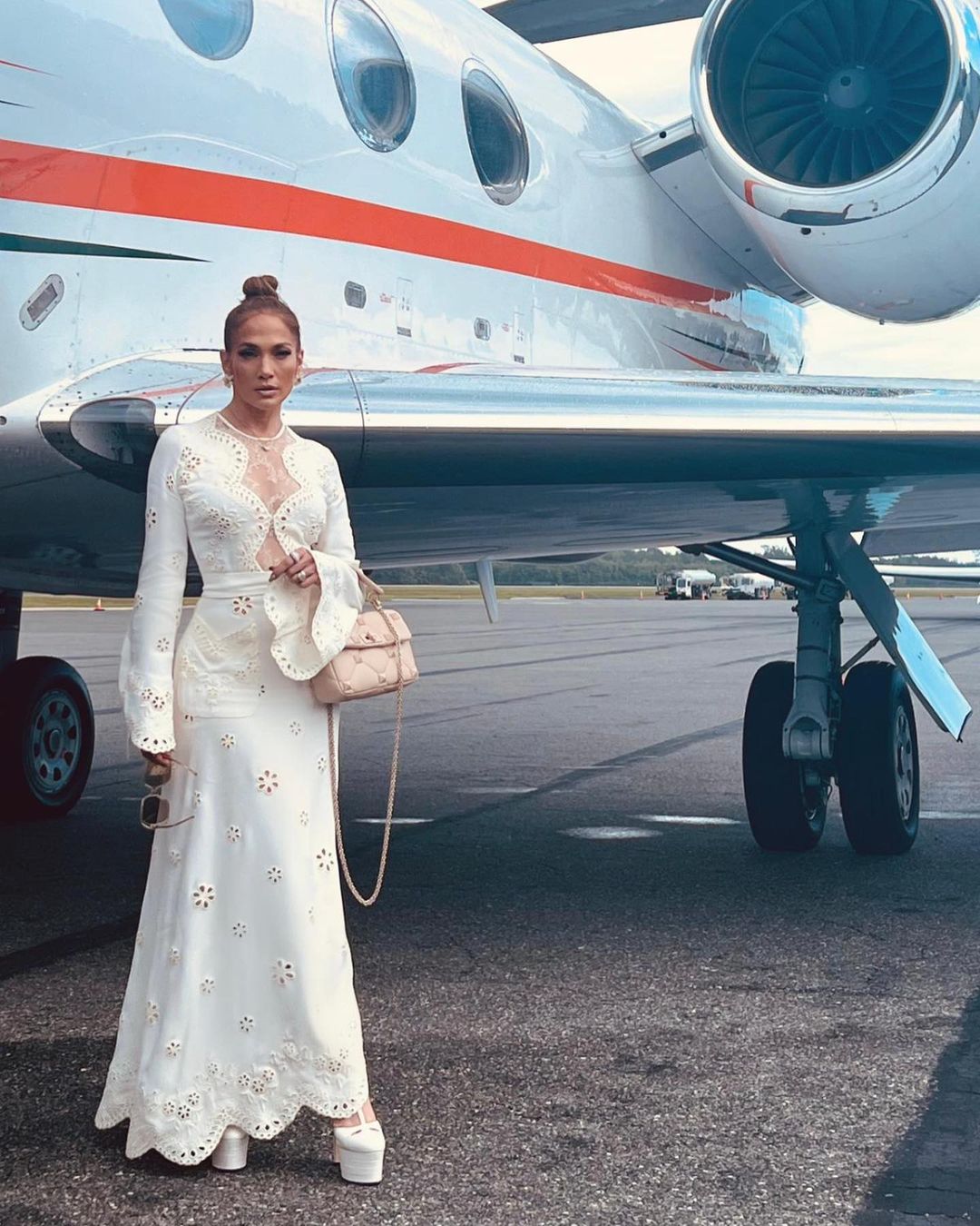 Как невеста: Дженнифер Лопес в белом платье-кроше умилила Сеть