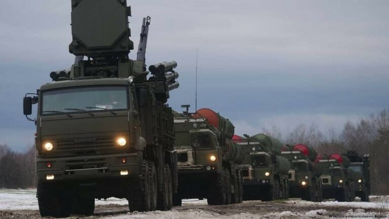 Лукашенко раптово розпочав перевірку боєздатності армії: у Білорусі обмежують пересування цивільного транспорту - today.ua