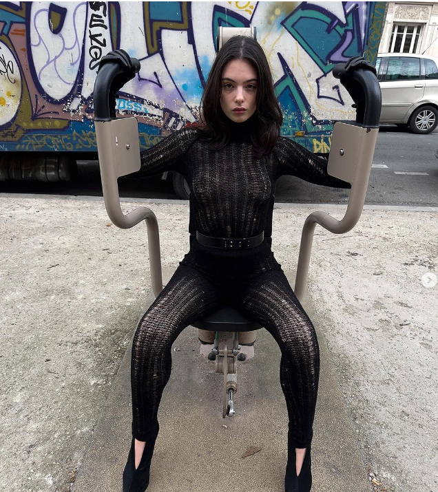 В прозрачном комбинезоне без белья: 18-летняя дочь Моники Беллуччи показала соблазнительный образ