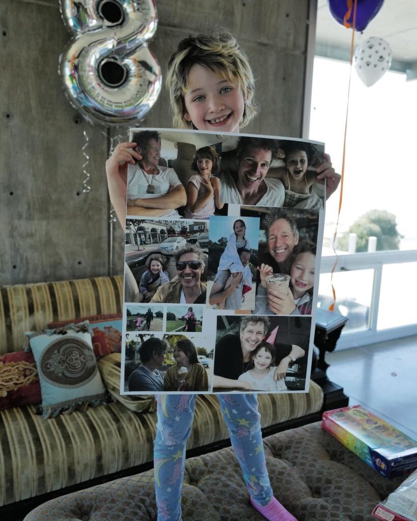 “Скеля нашої родини“: Міла Йовович показала середню дочку в день її 8-річчя