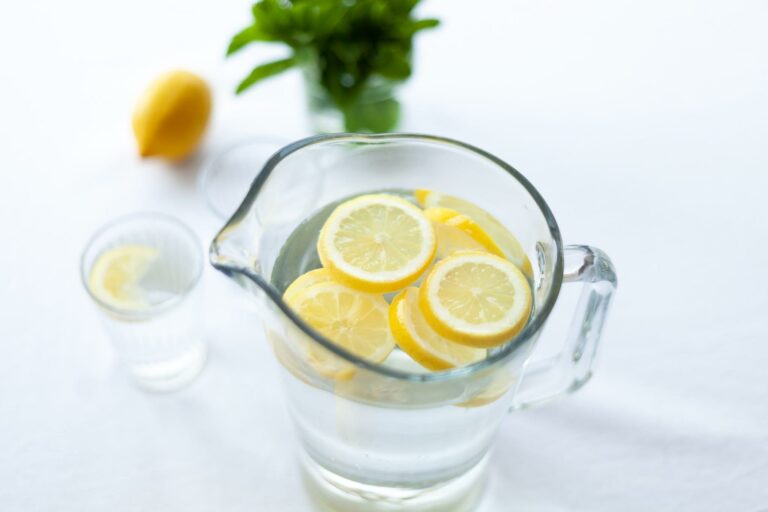 Стало известно, кому категорически нельзя пить воду с лимоном по утрам - today.ua