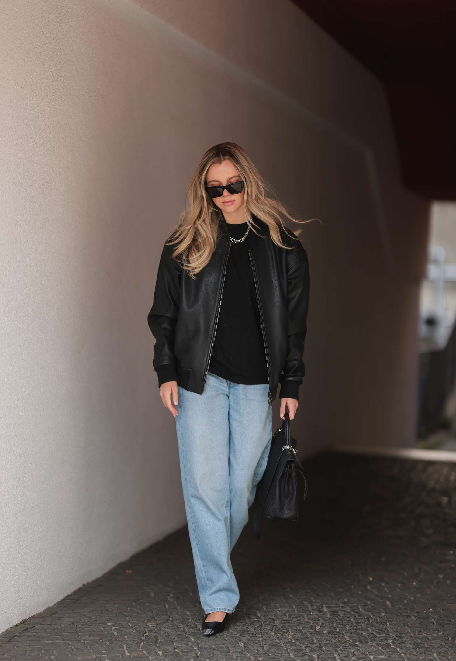 Как стильно носить джинсы весной, чтобы было тепло и красиво - today.ua