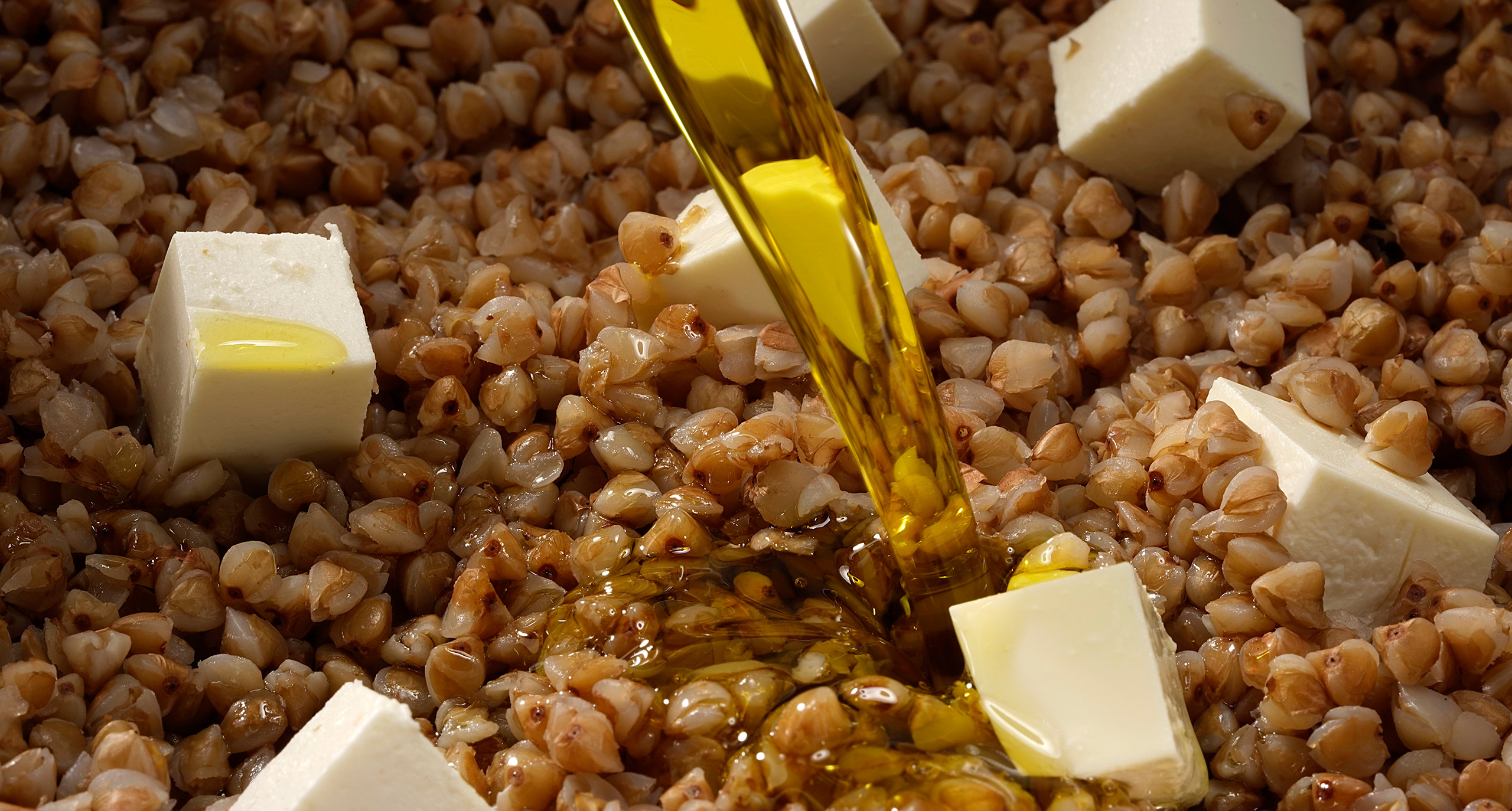 В Україні подешевшали гречка, сало, вершкове масло та сіль: супермаркети знизили ціни на продукти