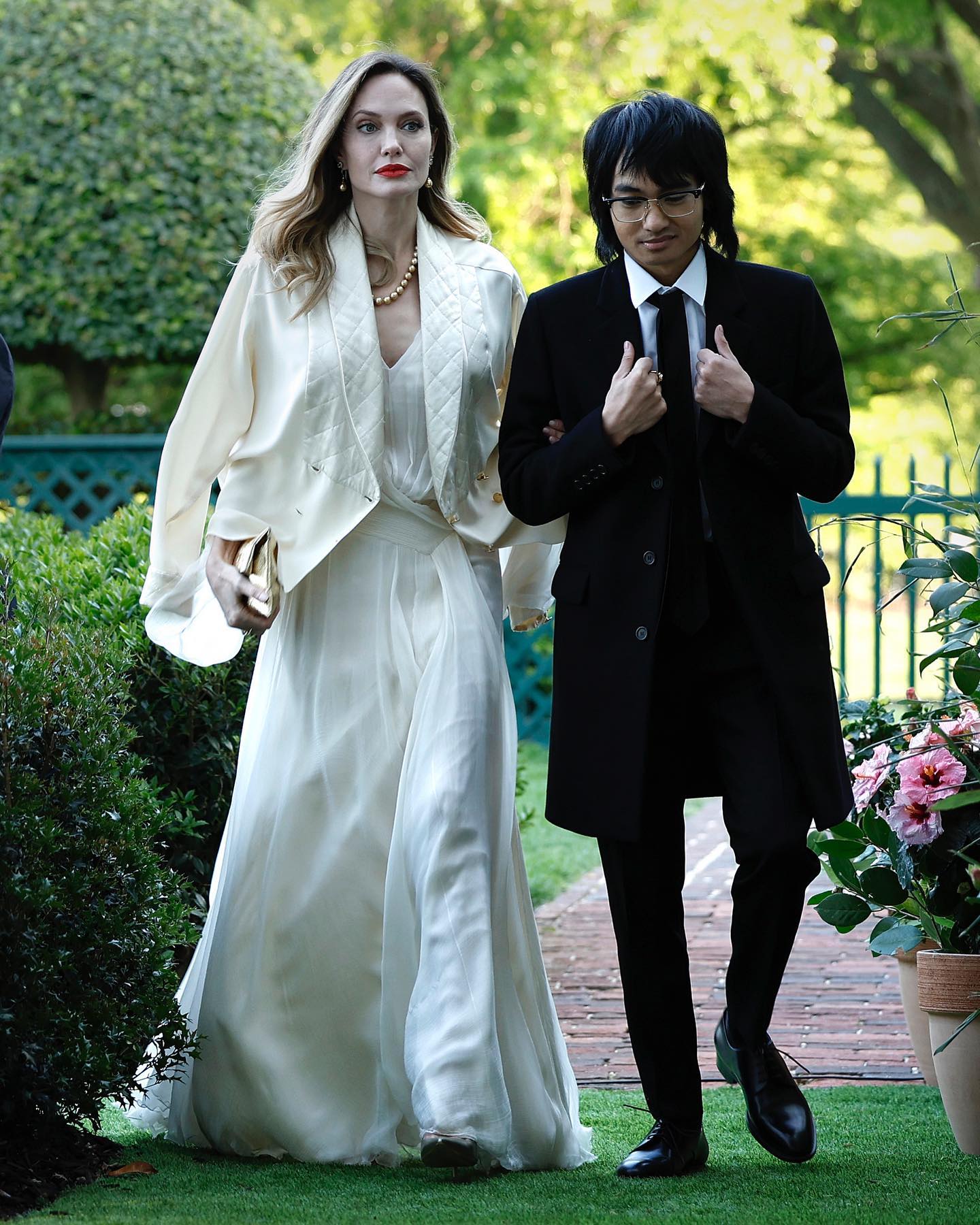 Як грецька богиня: Анджеліна Джолі у білій сукні з розрізами викликала фурор рідким виходом у світ