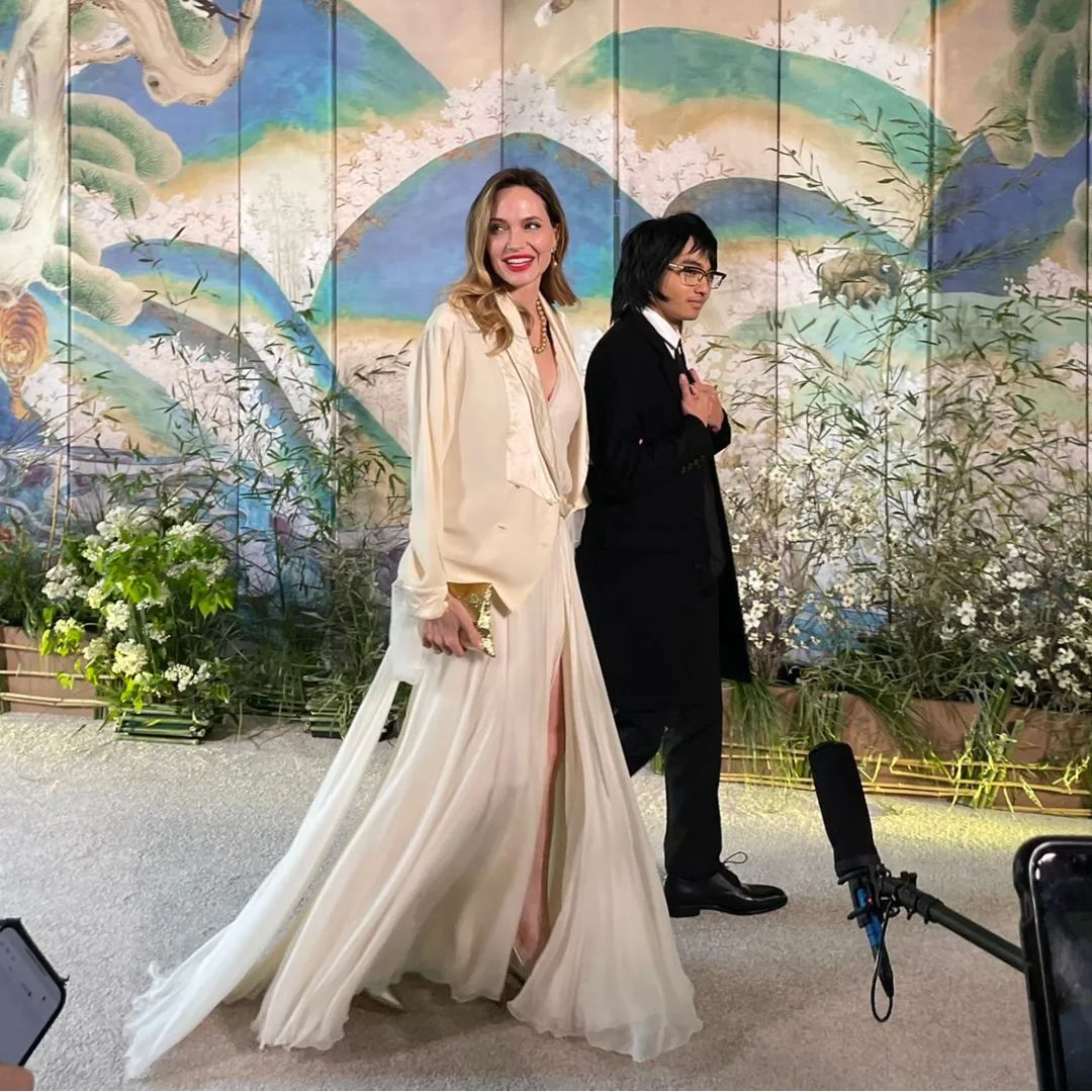 Как греческая богиня: Анджелина Джоли в белом платье с разрезами произвела фурор редким выходом в свет