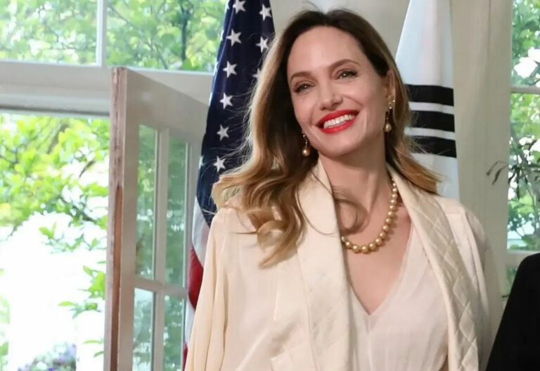 Як грецька богиня: Анджеліна Джолі у білій сукні з розрізами викликала фурор рідким виходом у світ - today.ua