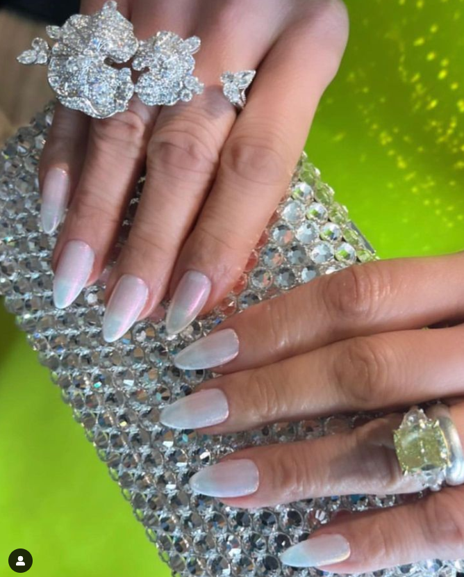 “Глазуровані“ нігті знову у тренді: Дженніфер Лопес показала модний манікюр на весну-літо 2023
