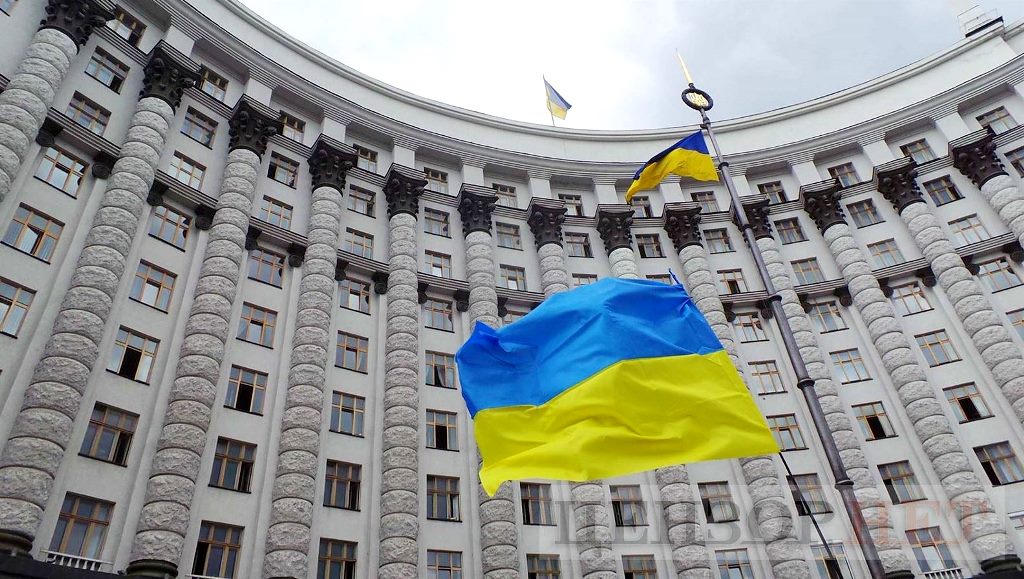Кабмин повысил зарплаты сотрудникам госучреждений и соцработникам в Украине