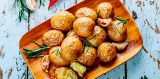 Запеченная картошка по “бабушкиному“ рецепту: вкус гарнира улучшит секретный ингредиент  - today.ua