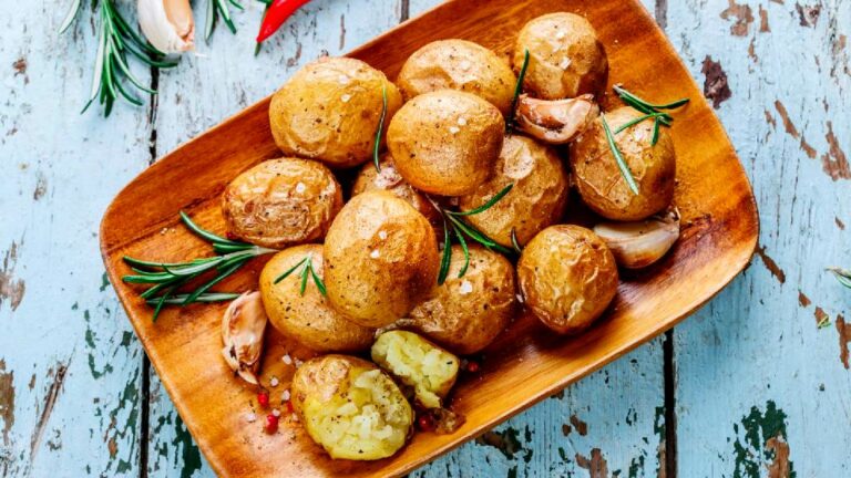 Запеченная картошка по “бабушкиному“ рецепту: вкус гарнира улучшит секретный ингредиент  - today.ua