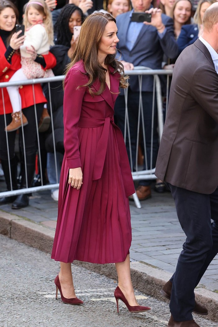 Королевская модница: Кейт Миддлтон показала необычное платье-тренч