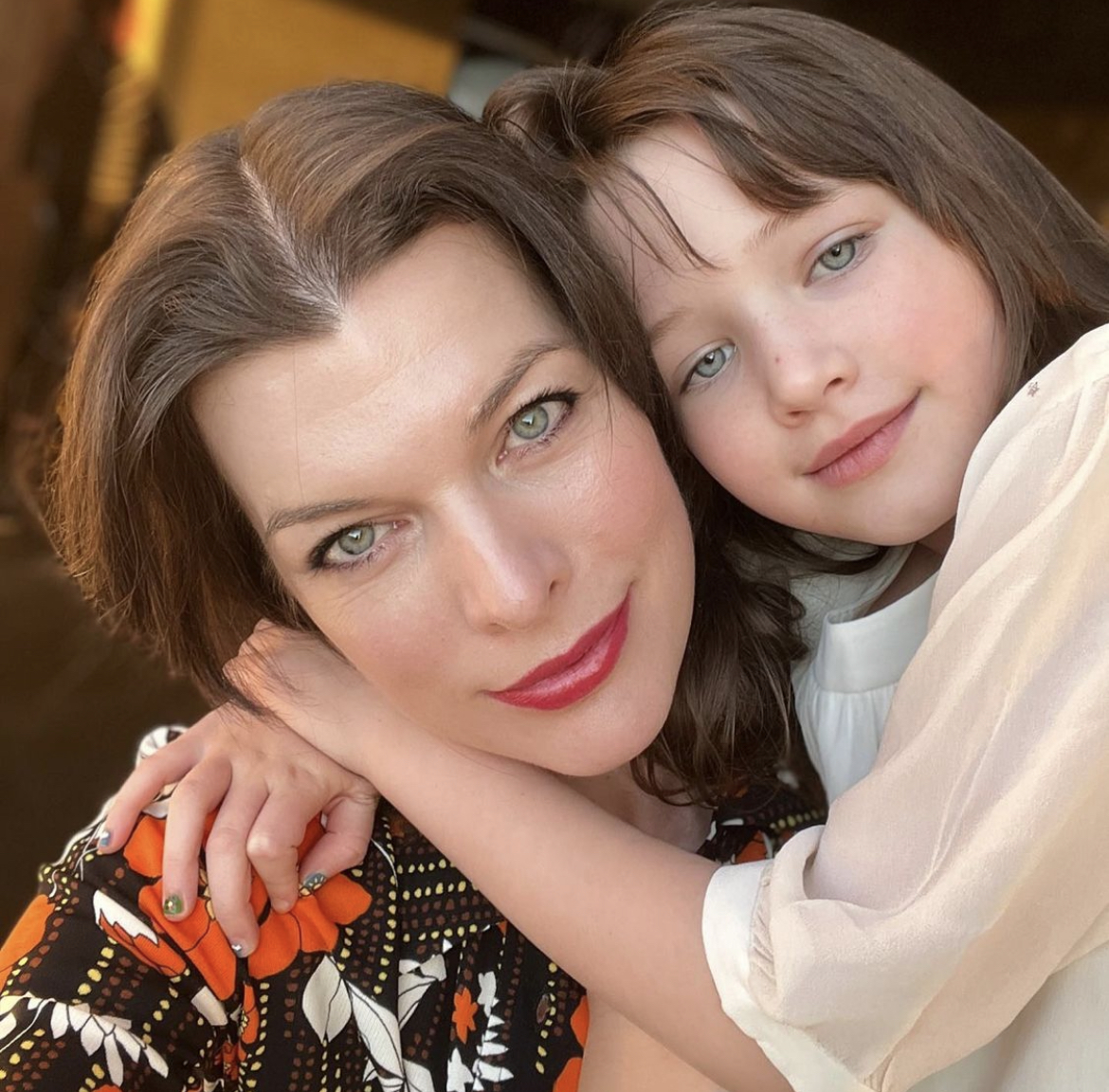 "Скеля нашої родини": Міла Йовович показала середню дочку в день її 8-річчя