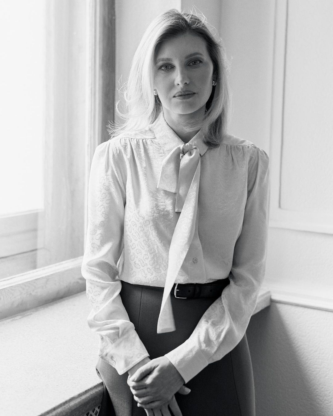 У блузці з бантом та трендовій спідниці: Олена Зеленська поділилася рідкісним фото з глянцевого журналу