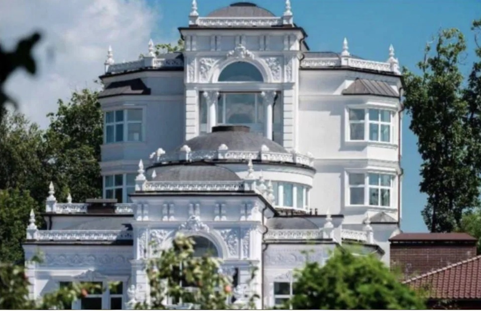 У Києві продають розкішний "уцінений" 5-поверховий особняк: що пропонують і за якою ціною